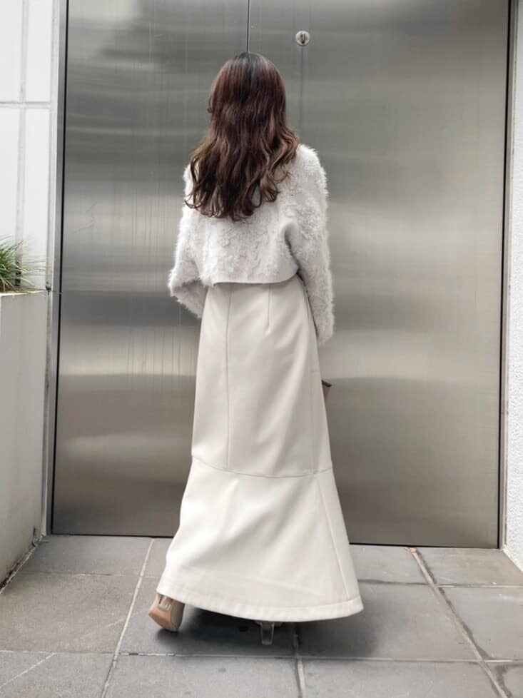 ベージュ系のハンドバッグ、ホワイト系のスカート、ホワイト系のニット/セーターを着用したレディースの秋コーディネートの8枚目の写真