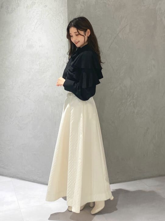 ホワイト系のブーツ、ブラック系のシャツ/ブラウス、ホワイト系のスカートを着用したレディースの夏コーディネートの2枚目の写真