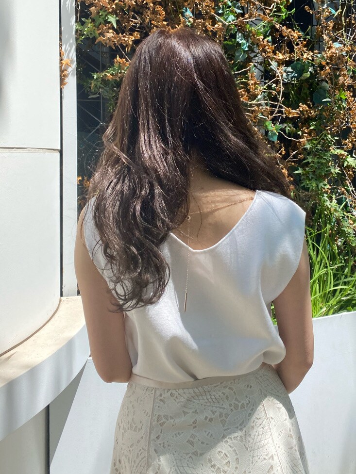 ホワイト系のスカート、ブラック系のサンダル、ホワイト系のニット/セーターを着用したレディースの春コーディネートの3枚目の写真