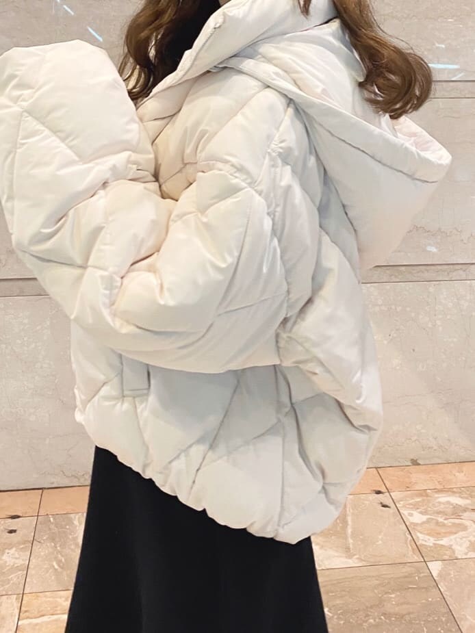 ホワイト系のブルゾンを着用したレディースの冬コーディネートの5枚目の写真