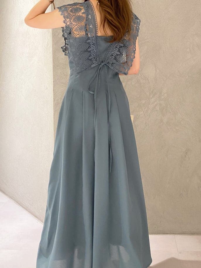 ブルー系のワンピース、ベージュ系のサンダルを着用したレディースの春コーディネートの5枚目の写真