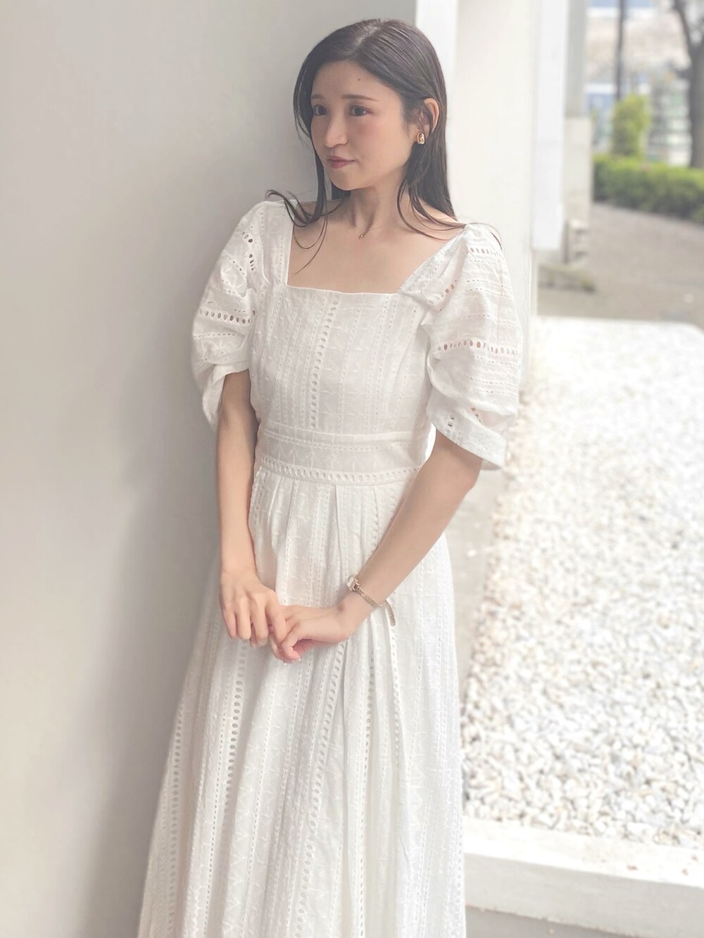 その他のサンダル、ホワイト系のワンピースを着用したレディースの夏コーディネートの5枚目の写真