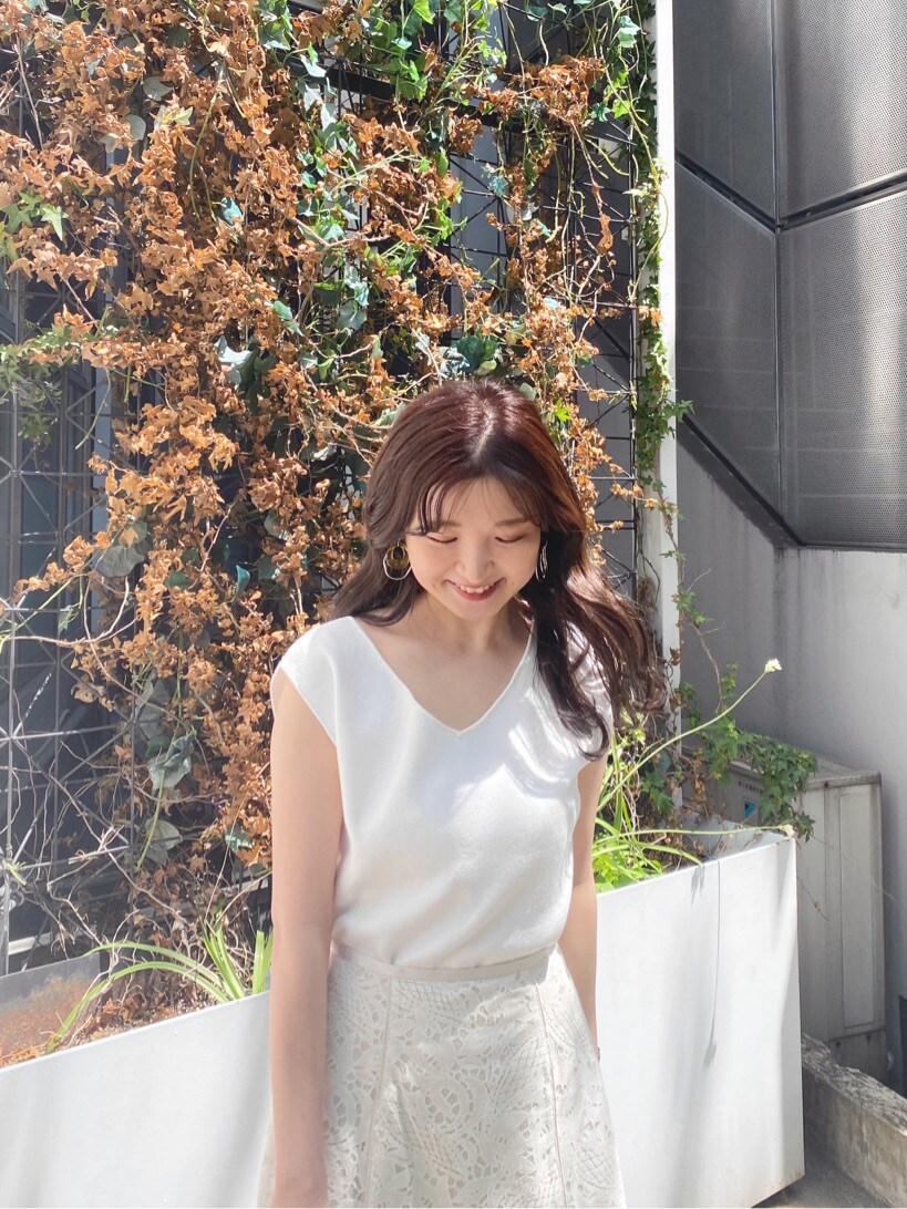 ホワイト系のスカート、ブラック系のサンダル、ホワイト系のニット/セーターを着用したレディースの春コーディネートの6枚目の写真