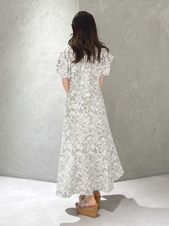 その他のサンダル、ホワイト系のワンピースを着用したレディースの春コーディネートの5枚目の写真