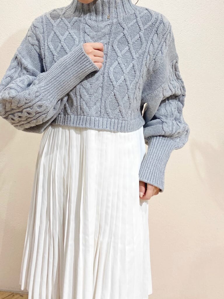 グレー系のワンピースを着用したレディースの冬コーディネートの3枚目の写真