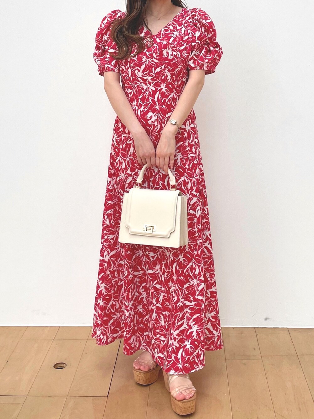 その他のサンダル、ホワイト系のハンドバッグ、レッド系のワンピースを着用したレディースの夏コーディネートの3枚目の写真