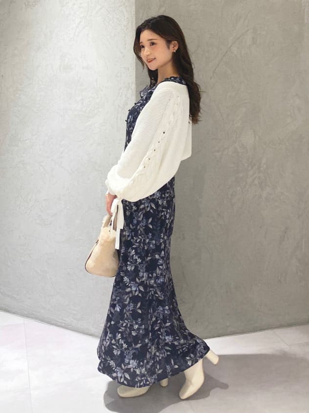 ホワイト系のブーツ、ホワイト系のハンドバッグ、ホワイト系のカーディガン/ボレロを着用したレディースの夏コーディネートの9枚目の写真