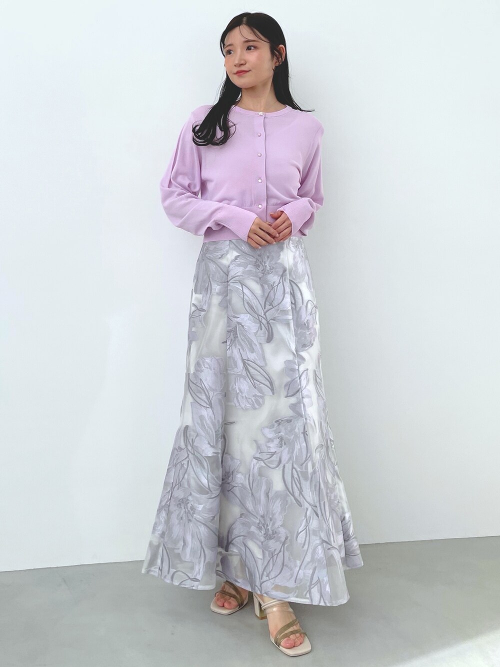 その他のサンダル、パープル系のワンピース、ピンク系のカーディガン/ボレロを着用したレディースの冬コーディネートの2枚目の写真