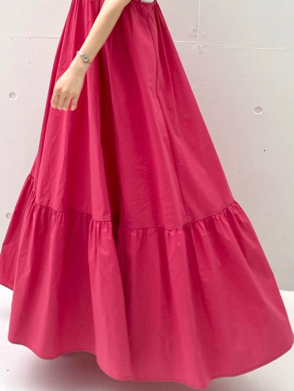 その他のサンダル、ピンク系のワンピース、ベージュ系のハットを着用したレディースの春コーディネートの4枚目の写真