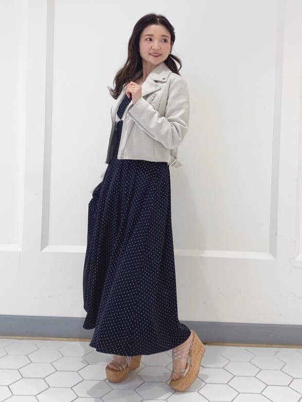 グレー系のテーラードジャケットを着用したレディースの春コーディネートの2枚目の写真