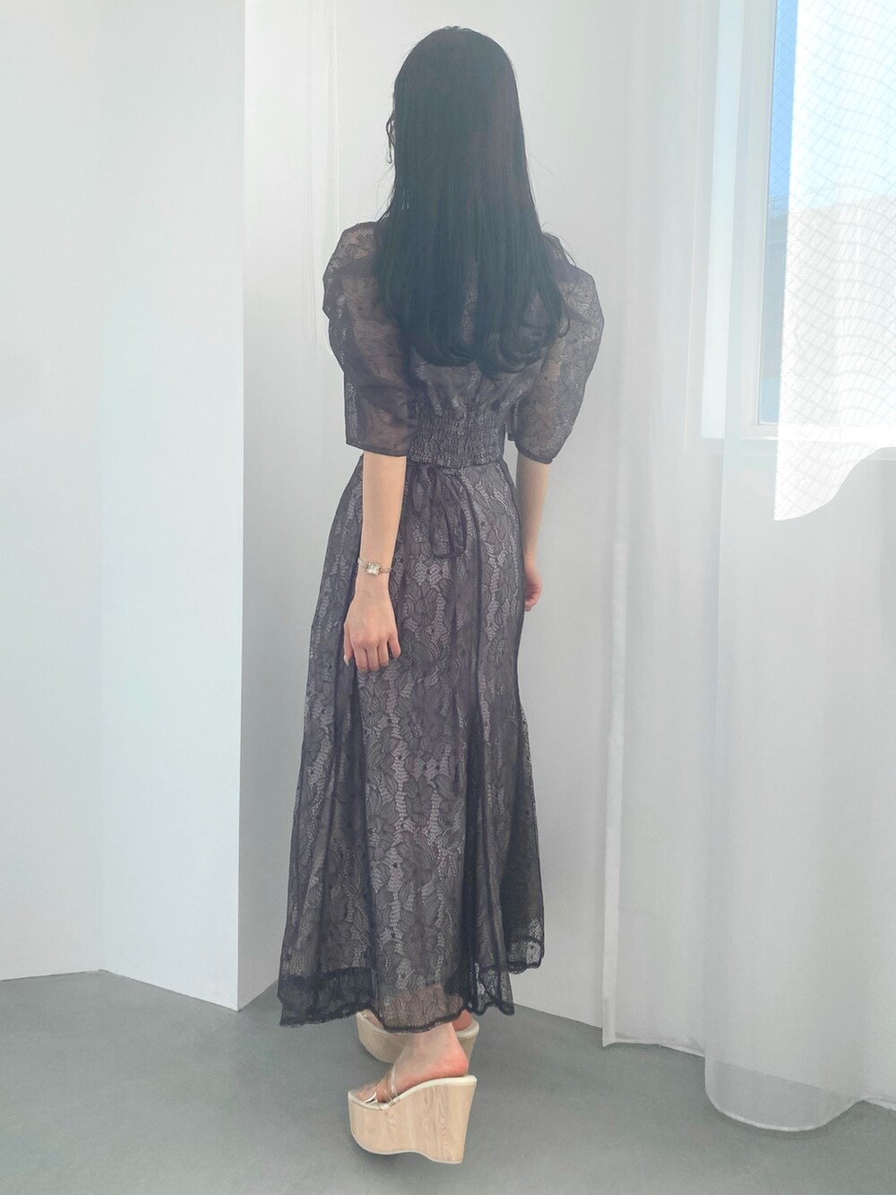 パープル系のシャツ/ブラウス、パープル系のスカート、その他のサンダルを着用したレディースの春コーディネートの6枚目の写真