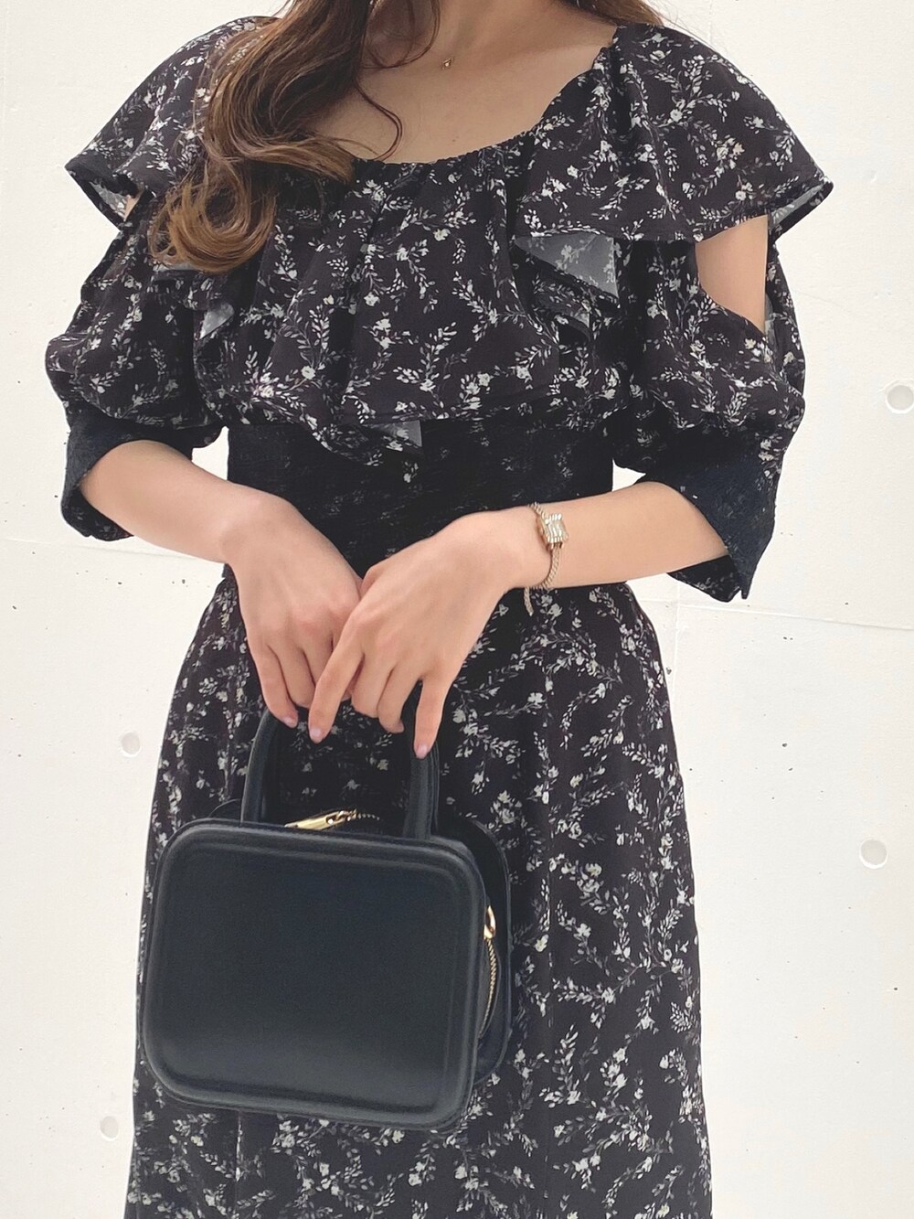 ブラック系のワンピース、その他のサンダル、ブラック系のハンドバッグを着用したレディースの夏コーディネートの4枚目の写真