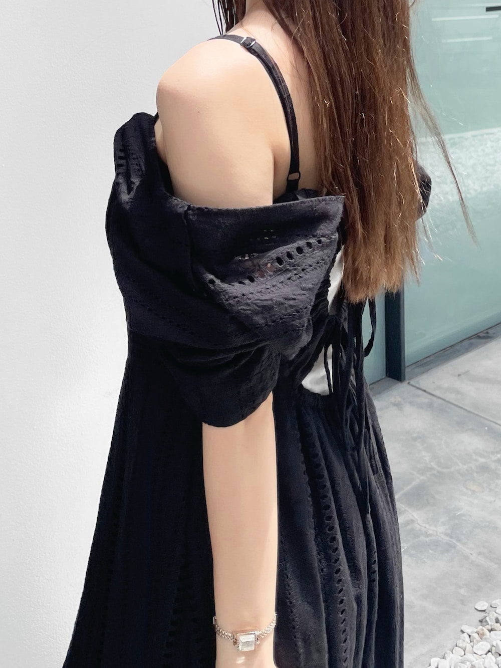 ブラック系のワンピース、ホワイト系のサンダルを着用したレディースの夏コーディネートの5枚目の写真