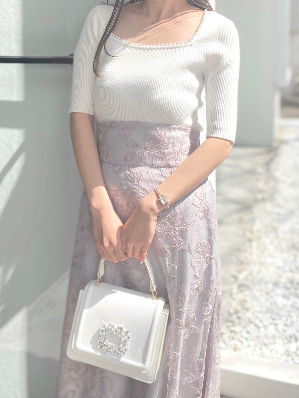 ホワイト系のニット/セーター、パープル系のスカート、その他のサンダルを着用したレディースの春コーディネートの6枚目の写真