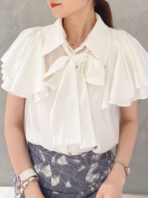 その他のサンダル、ブルー系のスカート、ホワイト系のシャツ/ブラウスを着用したレディースの夏コーディネートの4枚目の写真