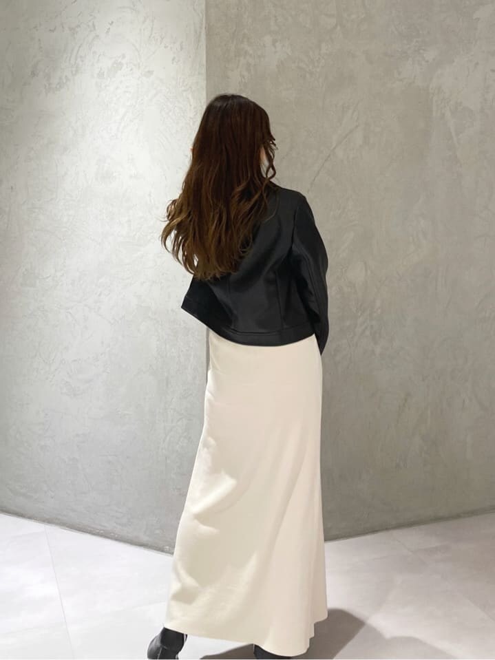 ブラック系のライダースジャケット、ブラック系のブーツ、ブラウン系のハンドバッグを着用したレディースの秋コーディネートの7枚目の写真