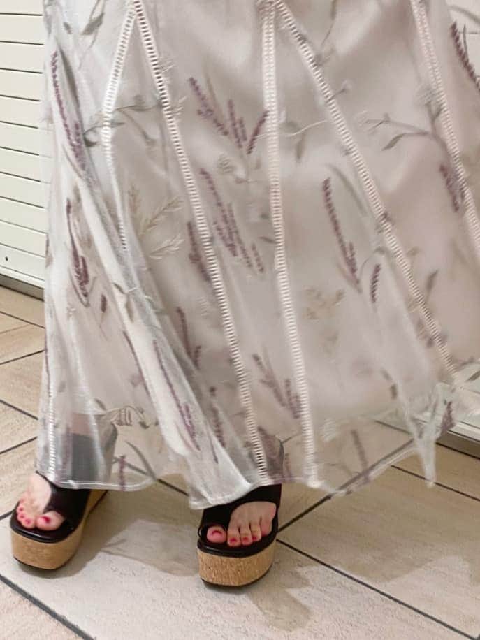 ホワイト系のスカート、ブラウン系のサンダル、ブラウン系のニット/セーターを着用したレディースの夏コーディネートの6枚目の写真