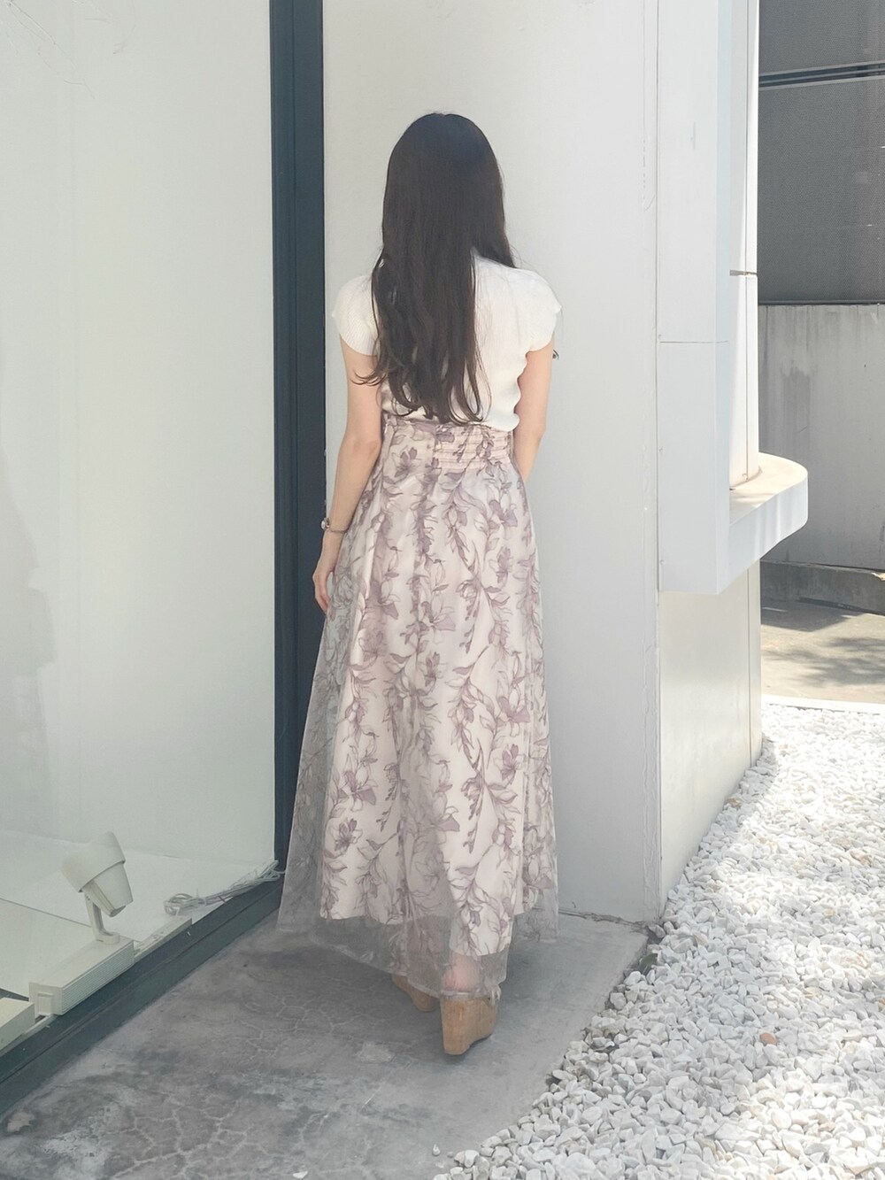 その他のサンダル、ホワイト系のハンドバッグ、ピンク系のスカートを着用したレディースの夏コーディネートの3枚目の写真