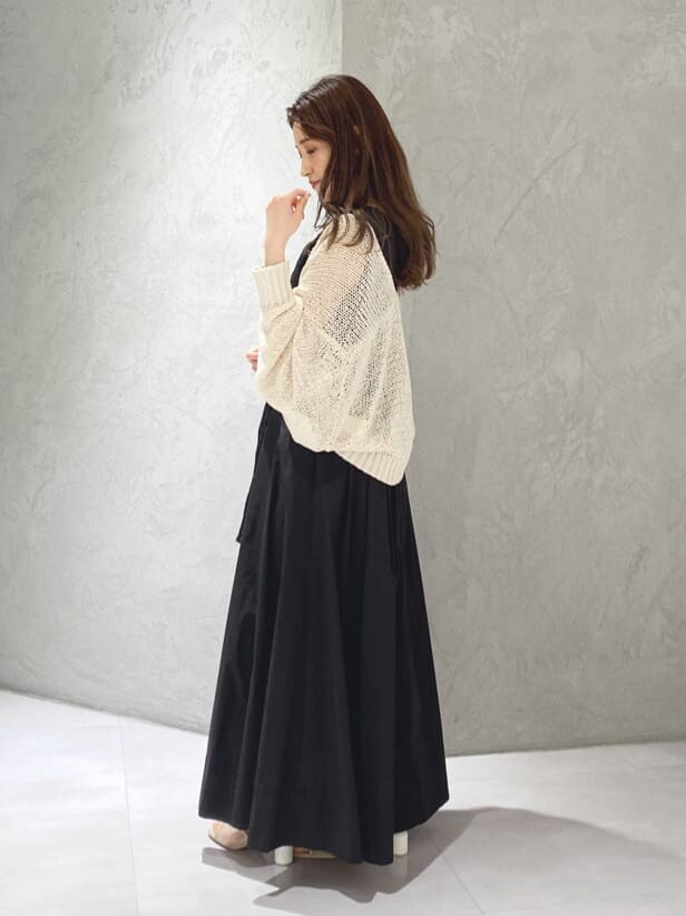 ホワイト系のカーディガン/ボレロ、ブラック系のワンピース、ベージュ系のサンダルを着用したレディースの夏コーディネートの2枚目の写真