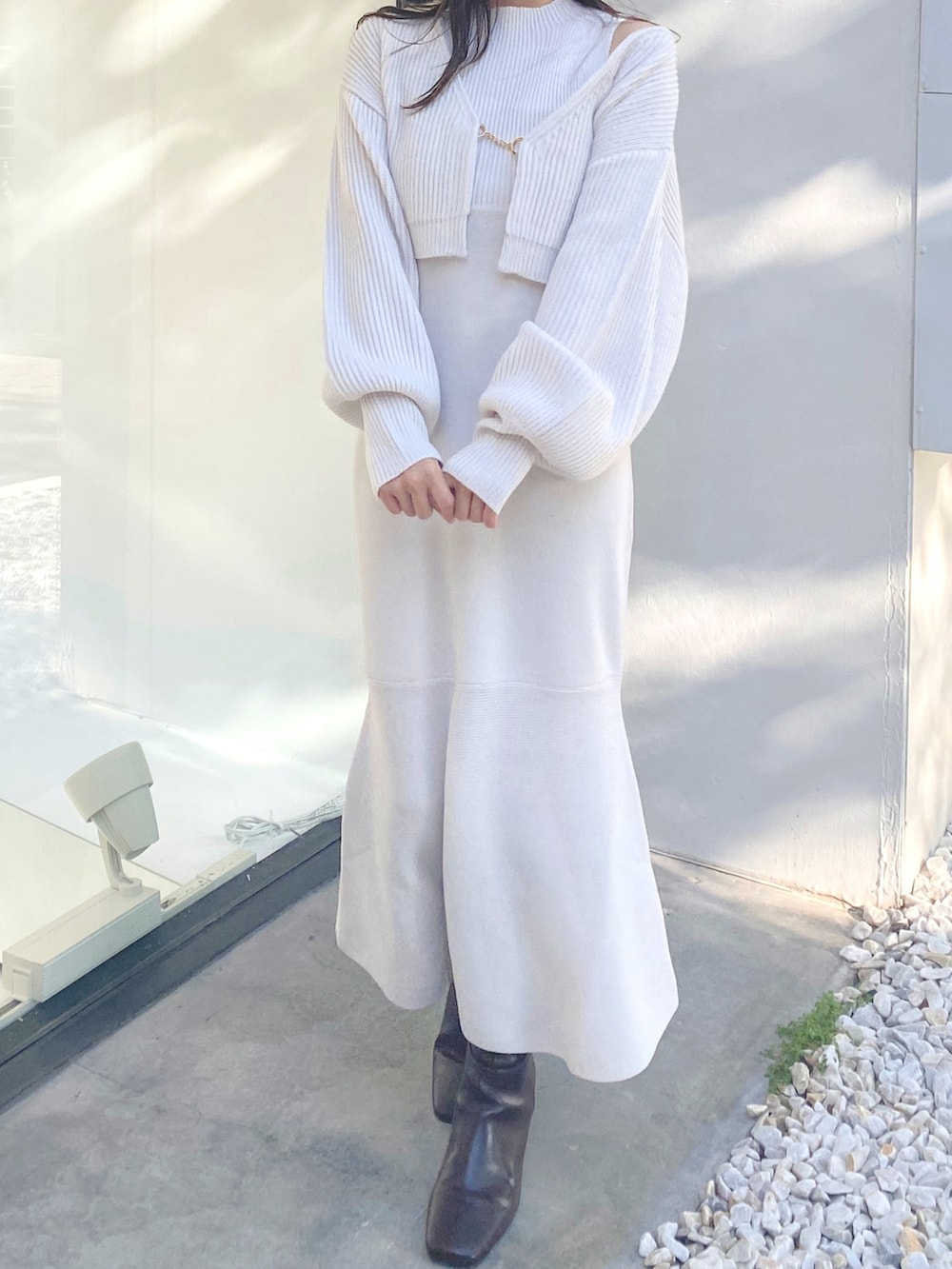 ブラウン系のブーツ、ホワイト系のワンピース、ホワイト系のハットを着用したレディースの秋コーディネートの2枚目の写真