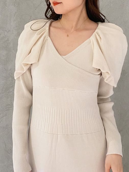 ブラック系のブーツ、ブラウン系のハンドバッグ、ホワイト系のワンピースを着用したレディースの秋コーディネートの5枚目の写真