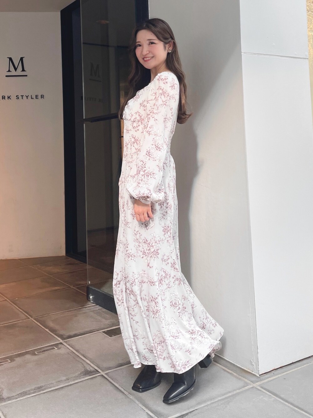 ブラック系のブーツ、ピンク系のワンピースを着用したレディースの秋コーディネートの2枚目の写真