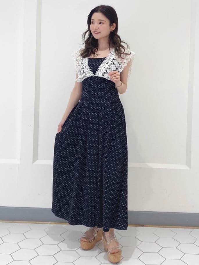 ブラック系のワンピース、その他のサンダルを着用したレディースの春コーディネートの2枚目の写真