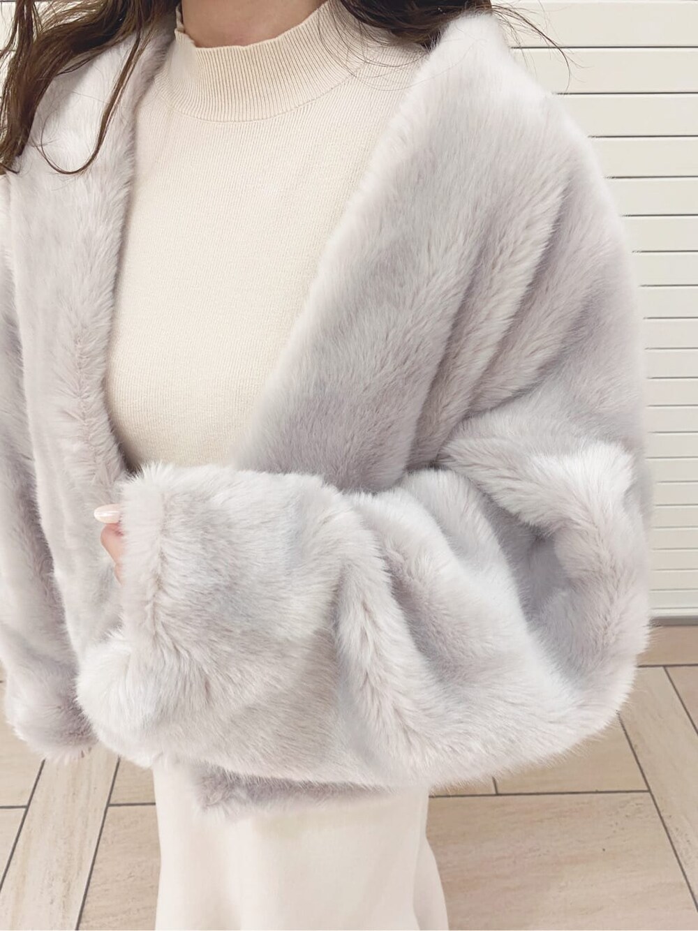 グレー系のその他アウターを着用したレディースの秋コーディネートの4枚目の写真