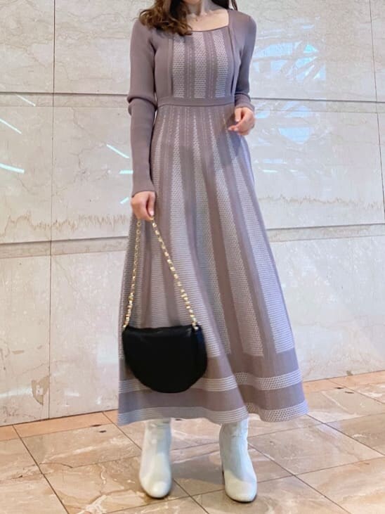 ホワイト系のその他シューズ、シルバー系のハンドバッグ、パープル系のワンピースを着用したレディースの秋コーディネートの2枚目の写真