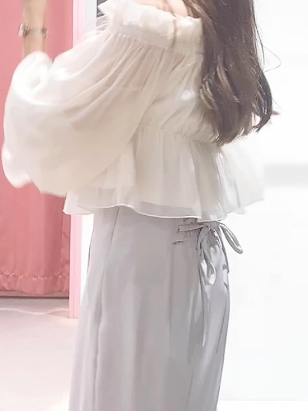 その他のサンダル、グレー系のスカート、ホワイト系のシャツ/ブラウスを着用したレディースの夏コーディネートの6枚目の写真