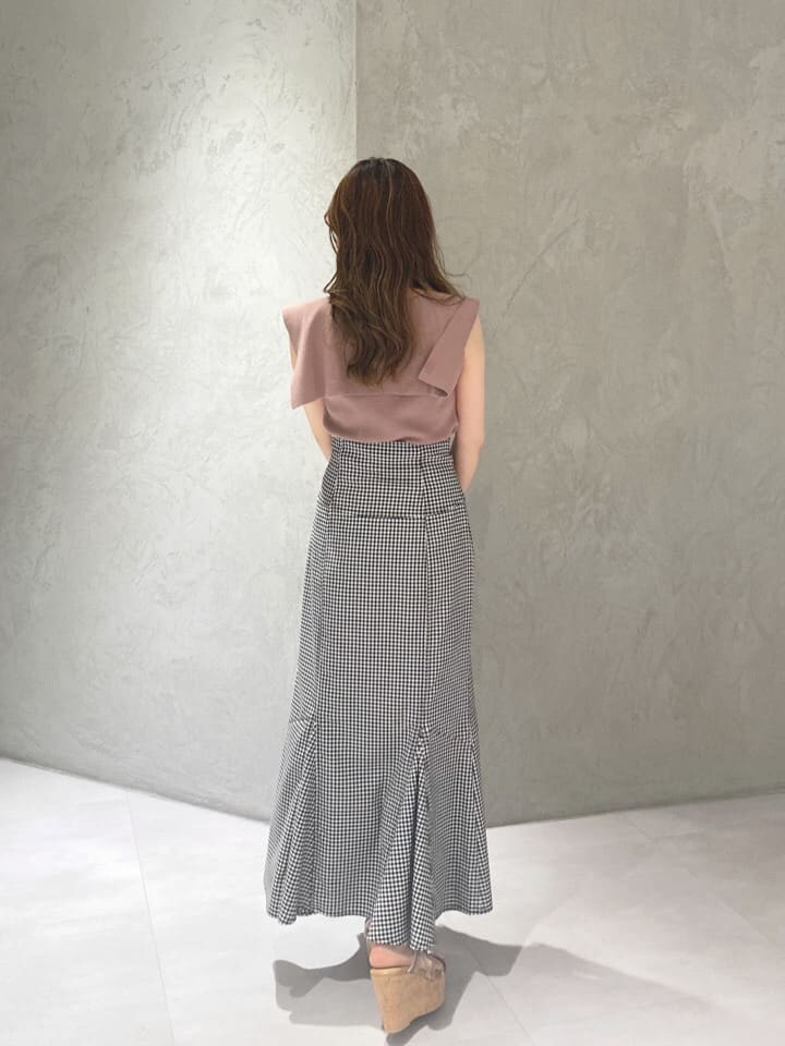 ベージュ系のサンダル、ホワイト系のショルダーバッグ、ブラウン系のニット/セーターを着用したレディースの夏コーディネートの8枚目の写真