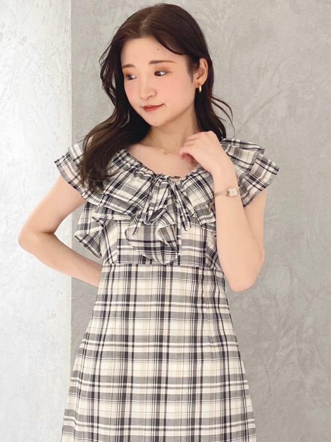 その他のワンピース、ブラック系のサンダル、ベージュ系のトートバッグを着用したレディースの春コーディネートの7枚目の写真