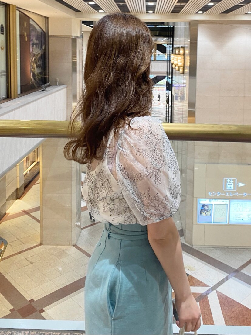 ベージュ系のトートバッグ、グリーン系のスカート、グリーン系のサンダルを着用したレディースの春コーディネートの5枚目の写真