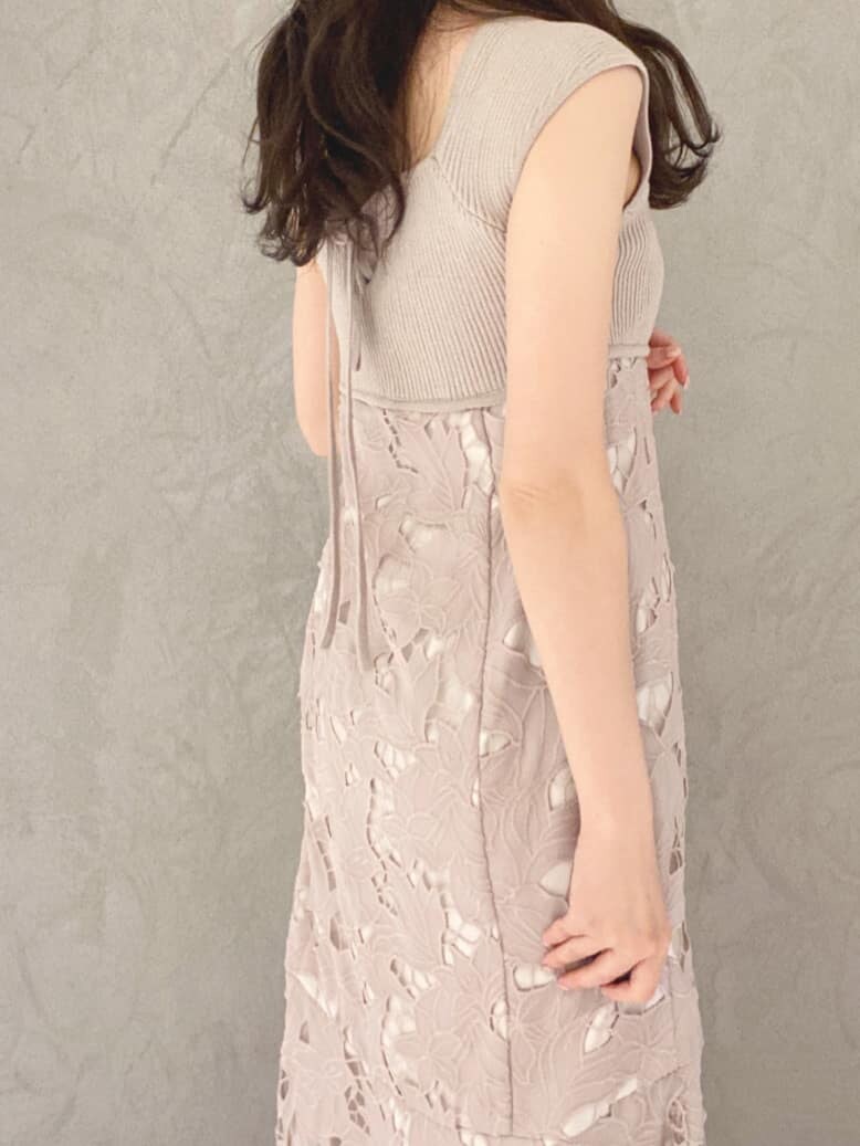 ベージュ系のその他シューズ、ベージュ系のワンピースを着用したレディースの春コーディネートの5枚目の写真