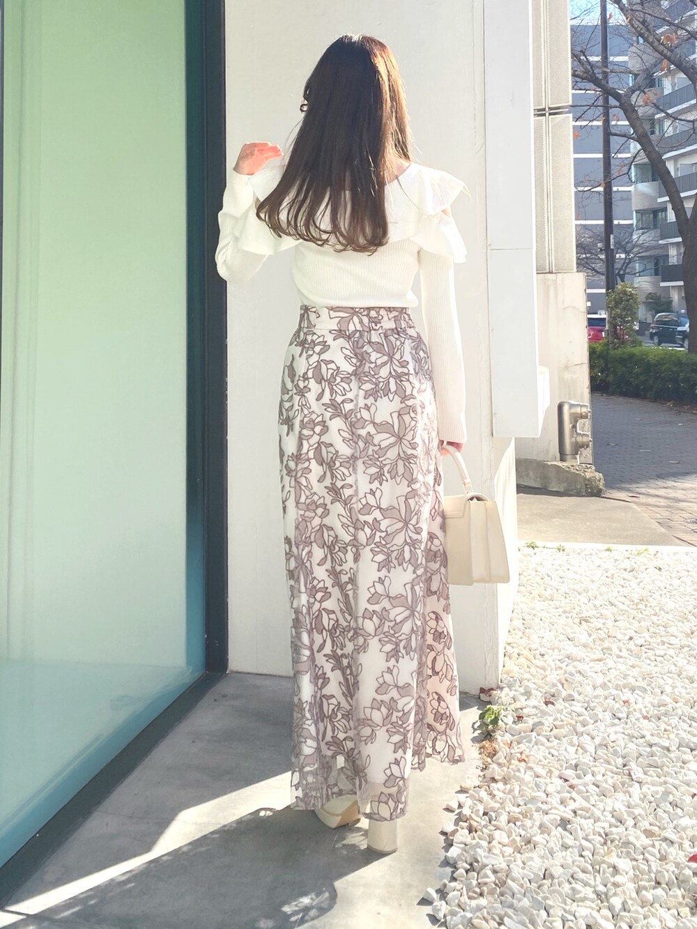 ホワイト系のブーツ、ホワイト系のニット/セーター、ホワイト系のハンドバッグを着用したレディースの冬コーディネートの6枚目の写真