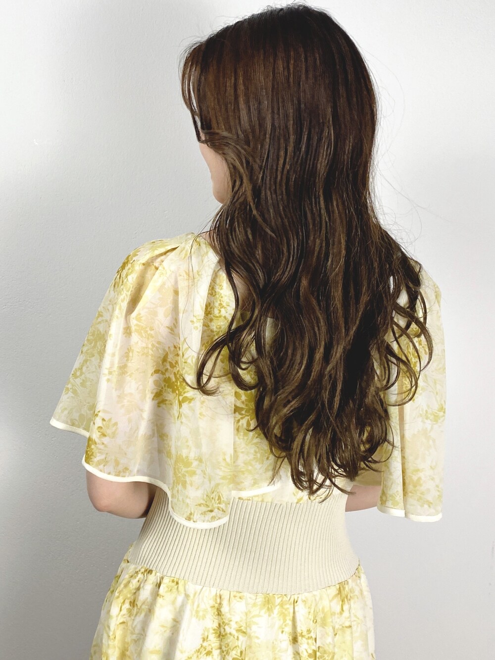 ホワイト系のハンドバッグ、その他のサンダル、イエロー系のワンピースを着用したレディースの夏コーディネートの6枚目の写真