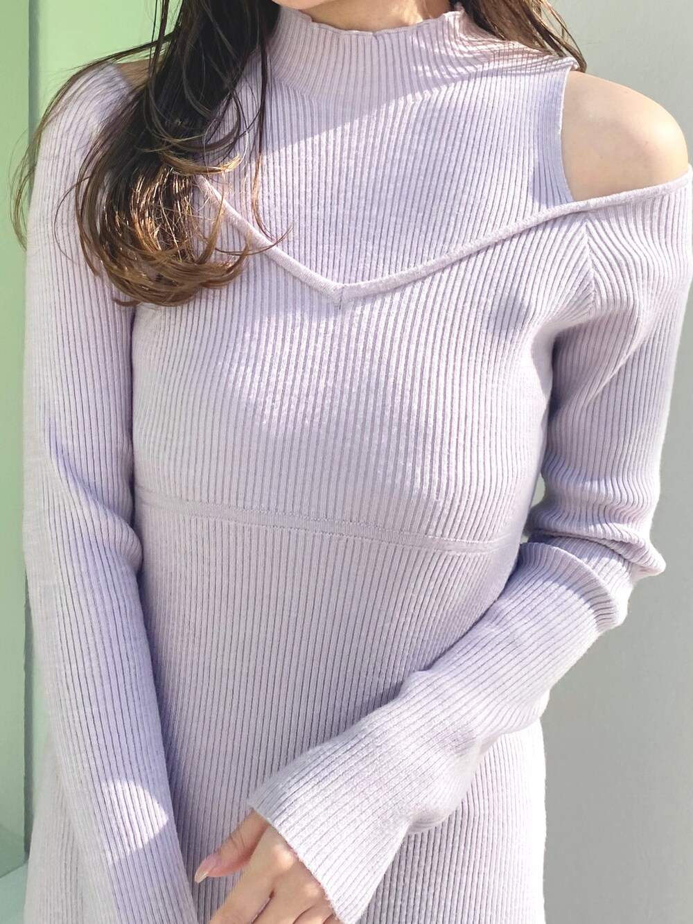 ホワイト系のショルダーバッグ、ピンク系のワンピース、ホワイト系のブーツを着用したレディースの冬コーディネートの4枚目の写真