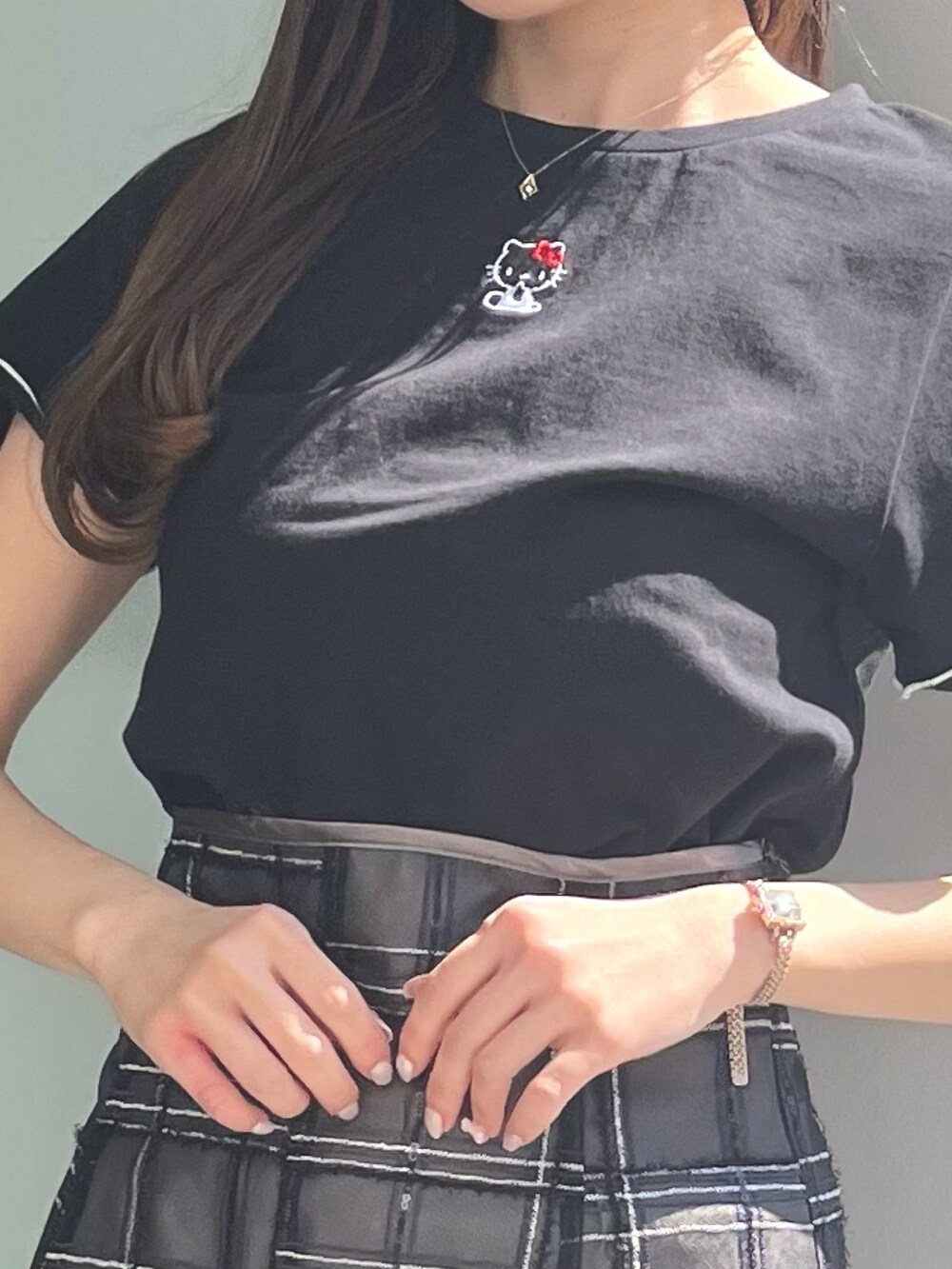 ブラック系のサンダル、ブラック系のスカート、ブラック系のTシャツ/カットソーを着用したレディースの春コーディネートの3枚目の写真