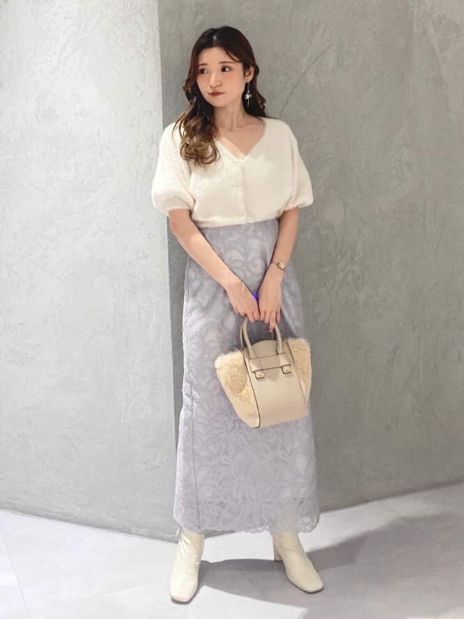 ホワイト系のカーディガン/ボレロ、ホワイト系のブーツ、グレー系のスカートを着用したレディースの夏コーディネートの9枚目の写真
