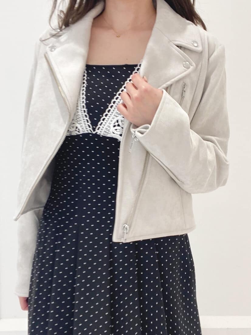 グレー系のテーラードジャケットを着用したレディースの春コーディネートの4枚目の写真