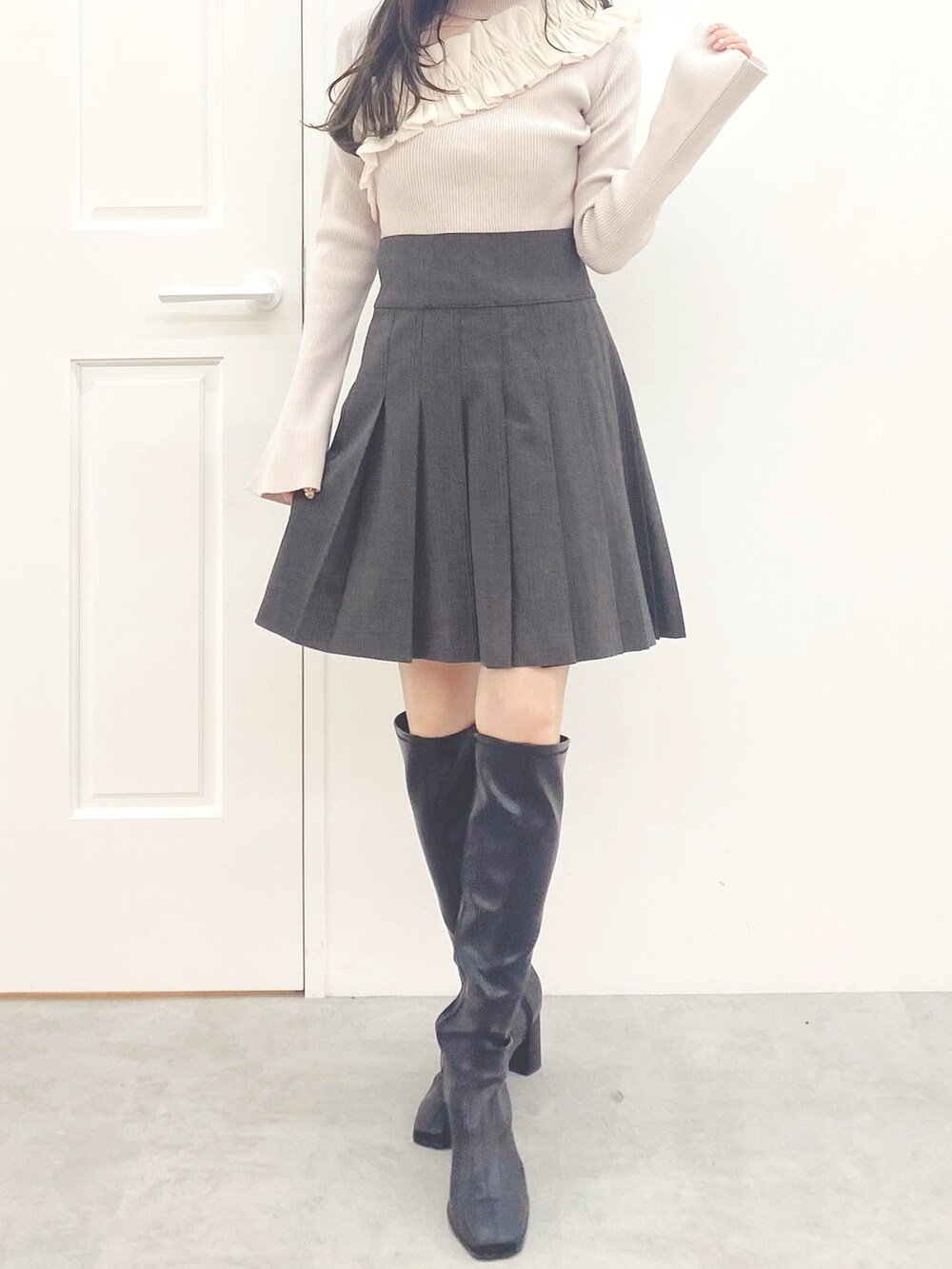 ブラック系のブーツ、ブラウン系のその他パンツ、ホワイト系のニット/セーターを着用したレディースの秋コーディネートの4枚目の写真