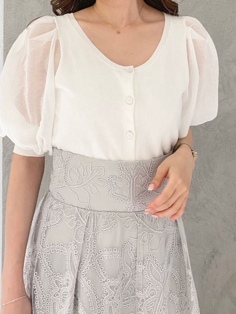 ホワイト系のスカート、ホワイト系のカーディガン/ボレロを着用したレディースの夏コーディネートの5枚目の写真