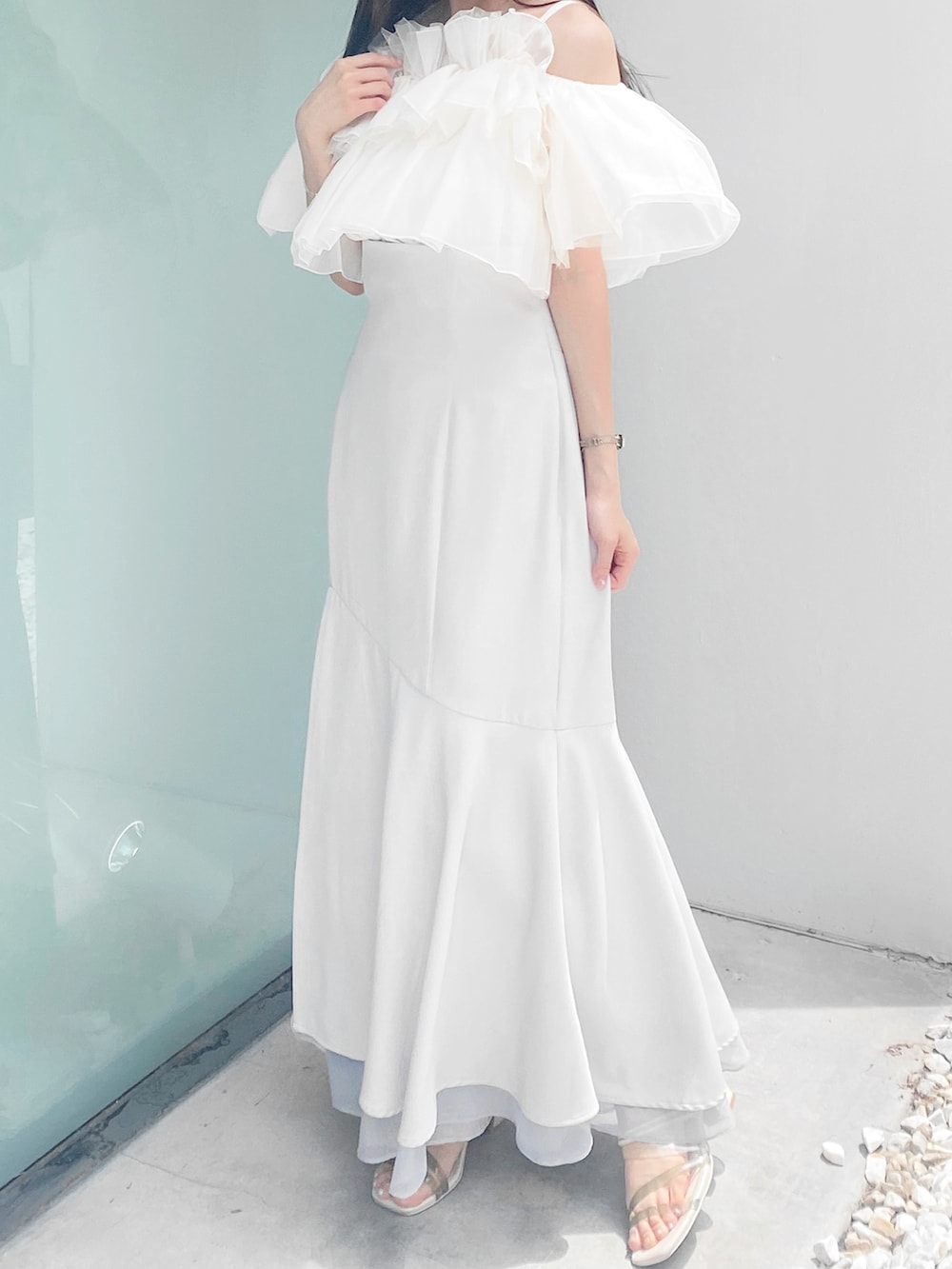 ホワイト系のサンダル、グレー系のスカート、ホワイト系のシャツ/ブラウスを着用したレディースの夏コーディネートの3枚目の写真