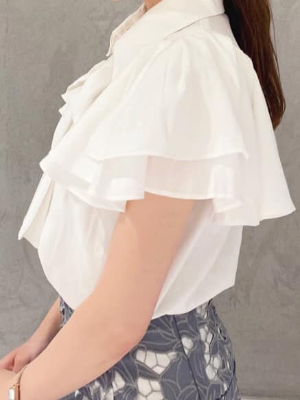 その他のサンダル、ブルー系のスカート、ホワイト系のシャツ/ブラウスを着用したレディースの夏コーディネートの5枚目の写真