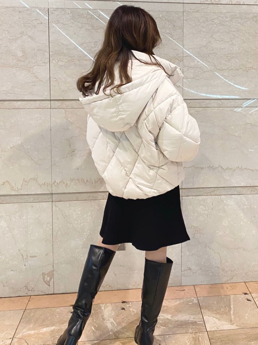 ホワイト系のブルゾンを着用したレディースの冬コーディネートの6枚目の写真