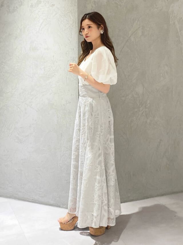 ホワイト系のスカート、ホワイト系のカーディガン/ボレロを着用したレディースの夏コーディネートの3枚目の写真