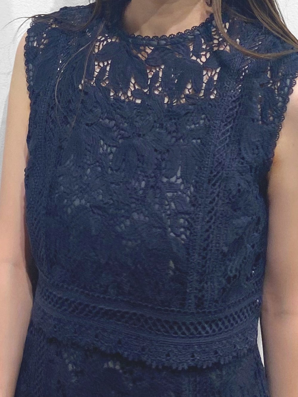 ブラック系のサンダル、ブルー系のドレスを着用したレディースの夏コーディネートの4枚目の写真