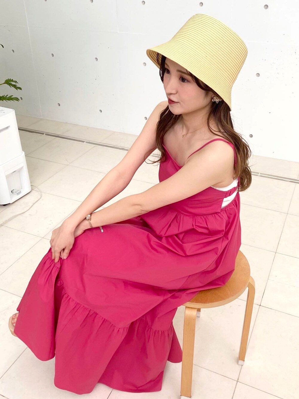 その他のサンダル、ピンク系のワンピース、ベージュ系のハットを着用したレディースの春コーディネートの6枚目の写真