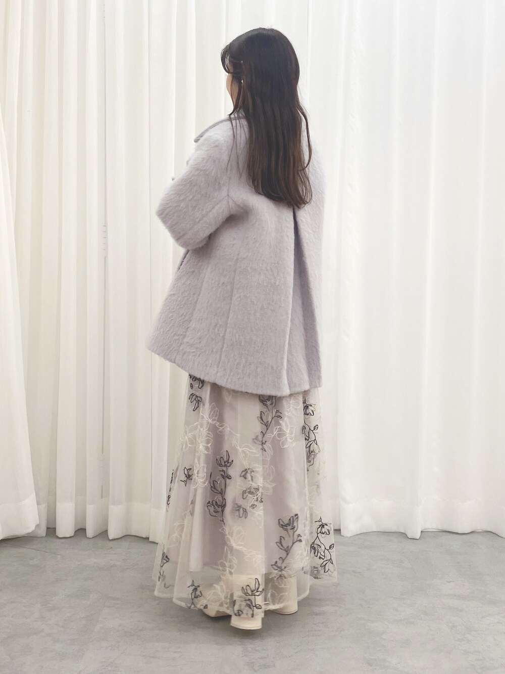 グレー系のその他アウター、ホワイト系のブーツ、ホワイト系のニット/セーターを着用したレディースの夏コーディネートの7枚目の写真