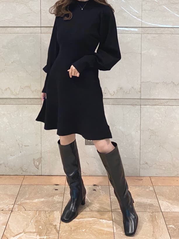ブラック系のワンピース、ブラック系のブーツを着用したレディースの冬コーディネートの7枚目の写真